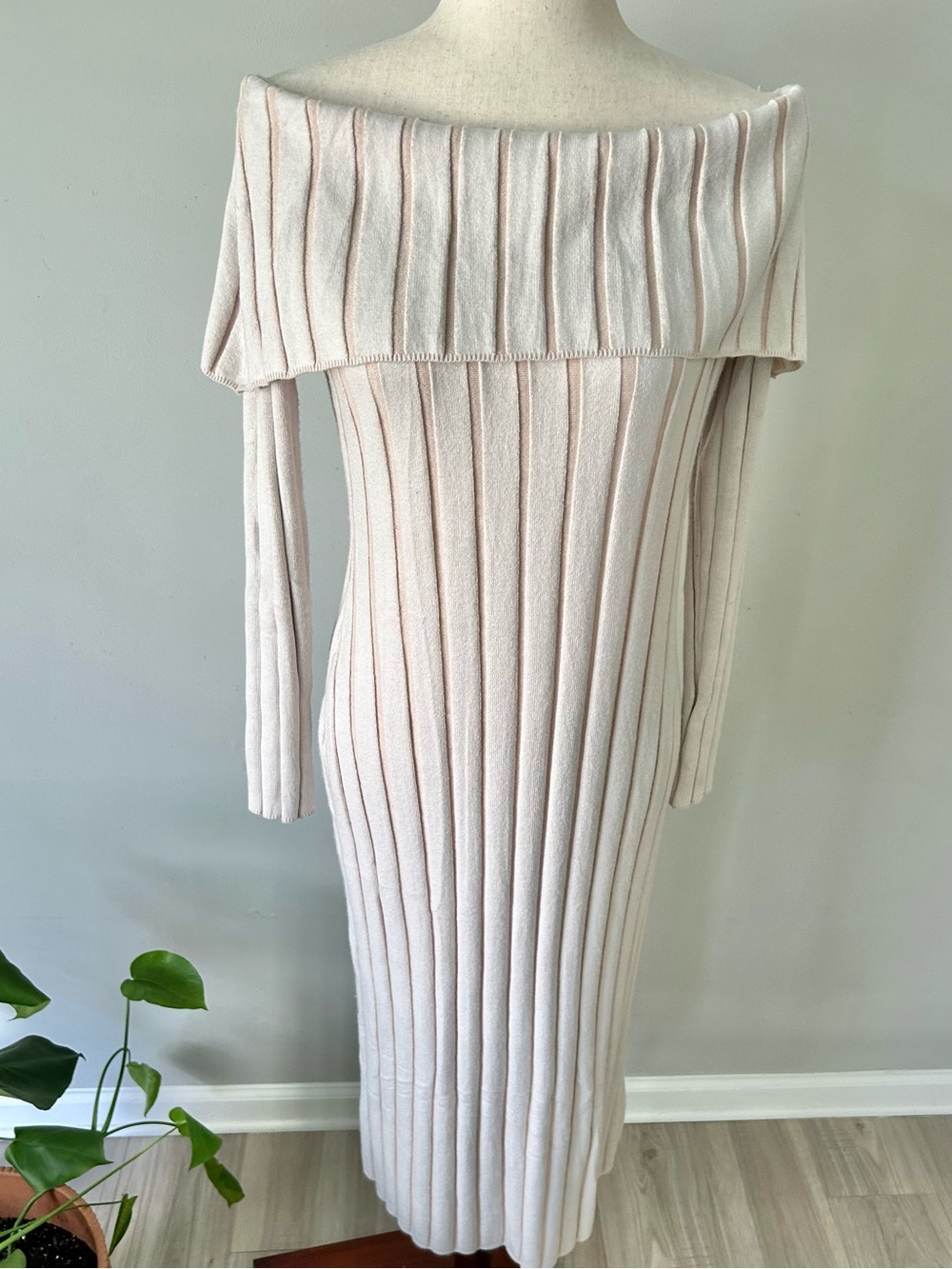 Two-tone Cream-colored Off-The-Shoulder Long Sleeve Knit Body-con Dress - Picture 3 of 4